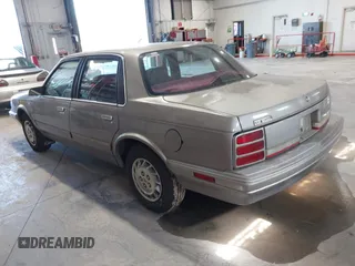 1996 Oldsmobile Cutlass Ciera 1SA VX5 z VIN 1G3AJ55M7T6328219, wystawiony jako IAAI lot #41663474 z przebiegiem 124 853 mil mil oraz . Historia ofert i sprzedaży dostępna na DreamBid. Obrazek 3.