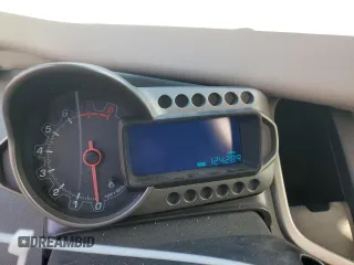2015 Chevrolet Sonic LS z VIN 1G1JA5SG9F4128675, wystawiony jako Copart lot #88604995 z przebiegiem 124 289 mil mil oraz Szkoda całkowita • Salvage title. Historia ofert i sprzedaży dostępna na DreamBid. Obrazek 9.