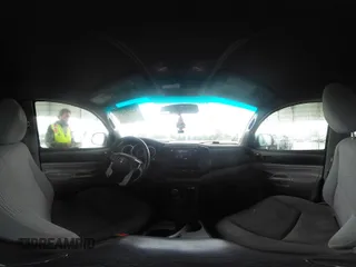 2015 Toyota Tacoma z VIN 5TFUX4EN8FX034499, wystawiony jako IAAI lot #42254201 z przebiegiem 177 756 mil mil oraz . Historia ofert i sprzedaży dostępna na DreamBid. Obrazek 18.