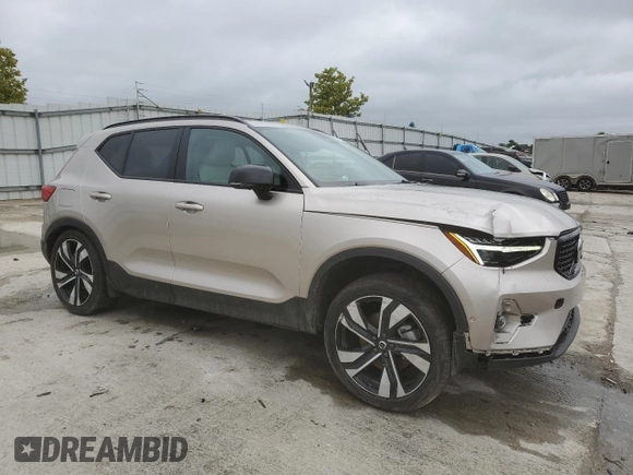 2024 Volvo XC40 Ultimate Dark Theme z VIN YV4L12UM1R2281761, wystawiony jako Copart lot #65295704 z przebiegiem 6 113 mil mil oraz Szkoda całkowita • Salvage title. Historia ofert i sprzedaży dostępna na DreamBid. Obrazek 4.