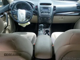 2015 Kia Sorento LX z VIN 5XYKT4A66FG643952, wystawiony jako Copart lot #53346815 z przebiegiem 160 423 mil mil oraz Szkoda całkowita • Salvage title. Historia ofert i sprzedaży dostępna na DreamBid. Obrazek 8.