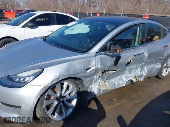 2018 Tesla Model 3 Long Range Battery z VIN 5YJ3E1EB3JF117007, wystawiony jako IAAI lot #41753572 z przebiegiem 82 444 mil mil oraz . Historia ofert i sprzedaży dostępna na DreamBid. Obrazek 6.