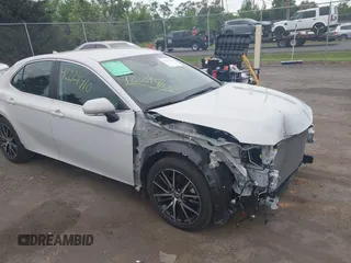 2023 Toyota Camry SE z VIN 4T1G11AK4PU095601, wystawiony jako IAAI lot #42229410 z przebiegiem 47 013 mil mil oraz . Historia ofert i sprzedaży dostępna na DreamBid. Obrazek 1.