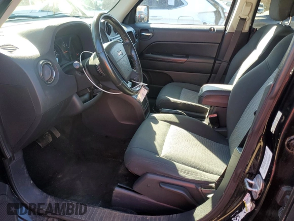 2010 Jeep Patriot Latitude z VIN 1J4NT1GA6AD646990, wystawiony jako Copart lot #47791155 z przebiegiem 131 904 mil mil oraz Czysty tytuł • Clean title. Historia ofert i sprzedaży dostępna na DreamBid. Obrazek 7.
