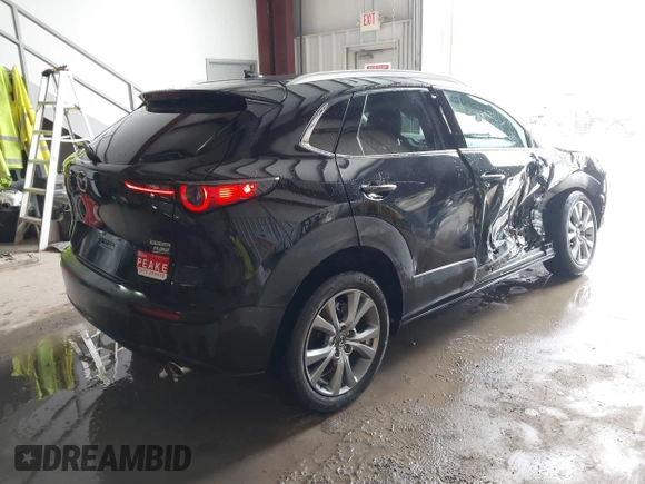2023 Mazda CX-30 S Premium z VIN 3MVDMBDM5PM589289, wystawiony jako IAAI lot #41331253 z przebiegiem 24 804 mil mil oraz . Historia ofert i sprzedaży dostępna na DreamBid. Obrazek 4.