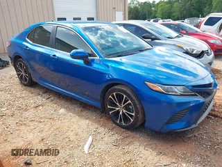 2019 Toyota Camry LE z VIN 4T1B11HK8KU161060, wystawiony jako IAAI lot #42255778 z przebiegiem 104 827 mil mil oraz . Historia ofert i sprzedaży dostępna na DreamBid. Obrazek 1.