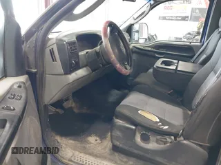 2003 Ford F-250 XL z VIN 1FTNX21L43EB43448, wystawiony jako IAAI lot #42720056 z przebiegiem 282 271 mil mil oraz . Historia ofert i sprzedaży dostępna na DreamBid. Obrazek 5.