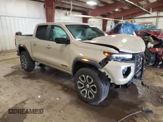 2024 GMC Canyon 4WD AT4 z VIN 1GTP6DEK7R1130962, wystawiony jako Copart lot #77139454 z przebiegiem 3236 mil mil oraz Szkody całkowita. Historia ofert i sprzedaży dostępna na DreamBid. Obrazek 4.