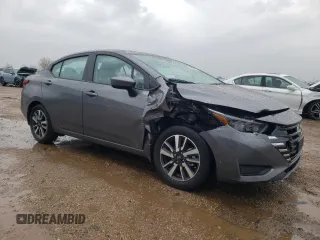 2025 Nissan Versa SV z VIN 3N1CN8EV6SL812476, wystawiony jako Copart lot #54607055 z przebiegiem 183 mil mil oraz Szkoda całkowita • Salvage title. Historia ofert i sprzedaży dostępna na DreamBid. Obrazek 4.