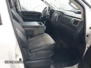 2017 Nissan Titan z VIN 1N6AA1R95HN544191, wystawiony jako IAAI lot #41912622 z przebiegiem 134 721 mil mil oraz . Historia ofert i sprzedaży dostępna na DreamBid. Obrazek 5.