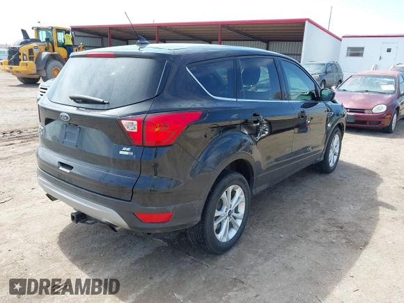 2019 Ford Escape SE z VIN 1FMCU9GDXKUB78598, wystawiony jako IAAI lot #41930913 z przebiegiem 111 284 mil mil oraz . Historia ofert i sprzedaży dostępna na DreamBid. Obrazek 4.