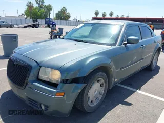 2005 Chrysler 300 Touring z VIN 2C3AA53G65H597685, wystawiony jako IAAI lot #42281352 z przebiegiem 152 967 mil mil oraz . Historia ofert i sprzedaży dostępna na DreamBid. Obrazek 2.