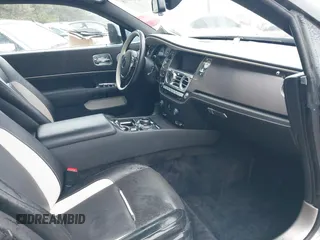 2017 Rolls-Royce Wraith z VIN SCA665C52HUX86814, wystawiony jako IAAI lot #41588718 z przebiegiem 11 277 mil mil oraz . Historia ofert i sprzedaży dostępna na DreamBid. Obrazek 5.