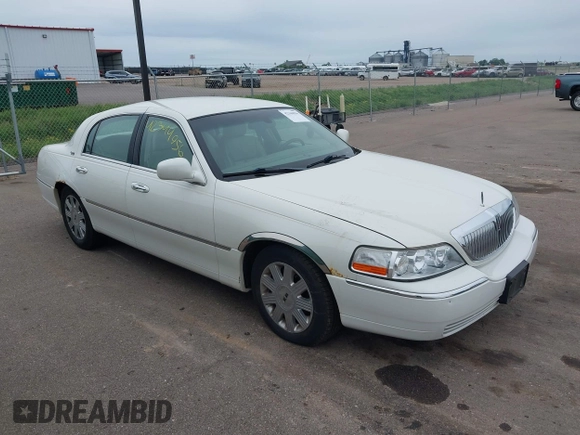 2005 Lincoln Town Car Signature Limited z VIN 1LNHM82W75Y640718, wystawiony jako IAAI lot #42344956 z przebiegiem 150 659 mil mil oraz . Historia ofert i sprzedaży dostępna na DreamBid. Obrazek 1.
