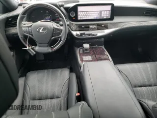 2024 Lexus LS 500 z VIN JTHD51FF8R5020127, wystawiony jako Copart lot #57173835 z przebiegiem 5 020 mil mil oraz Szkoda całkowita • Salvage title. Historia ofert i sprzedaży dostępna na DreamBid. Obrazek 8.
