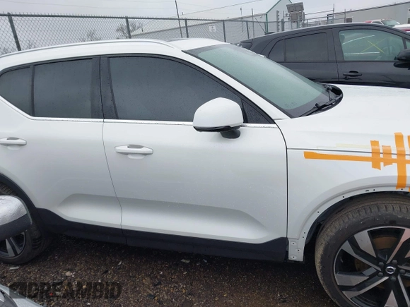 2024 Volvo XC40 Plus Bright Theme z VIN YV4L12UEXR2202130, wystawiony jako IAAI lot #41876910 z przebiegiem 15 997 mil mil oraz . Historia ofert i sprzedaży dostępna na DreamBid. Obrazek 14.