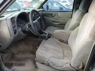 2001 GMC Sonoma SLS 1SG z VIN 1GTCS19W318247147, wystawiony jako Copart lot #83135464 z przebiegiem 292 056 mil mil oraz Szkody całkowita. Historia ofert i sprzedaży dostępna na DreamBid. Obrazek 7.