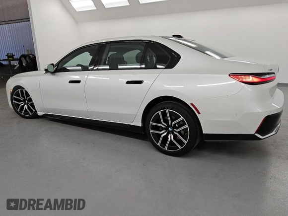 2024 BMW 7 Series 740i xDrive with VIN WBA33EH0XRCS76295, listed as a Copart auction lot 88346485 with 10,423 mi miles and Clean Title. Bid and sale history available at carsss.com. Image 2.