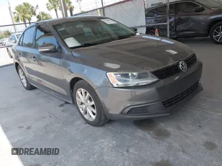 2014 Volkswagen Jetta SE z VIN 3VWD17AJXEM315517, wystawiony jako IAAI lot #42348053 z przebiegiem 120 208 mil mil oraz . Historia ofert i sprzedaży dostępna na DreamBid. Obrazek 1.