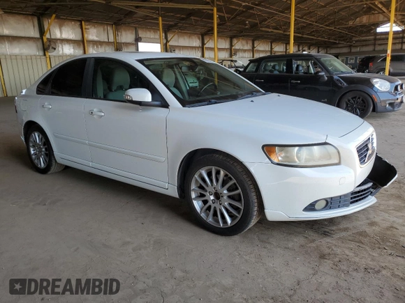 2010 Volvo S40 z VIN YV1382MS0A2488945, wystawiony jako Copart lot #60099445 z przebiegiem 191 381 mil mil oraz Szkoda całkowita • Salvage title. Historia ofert i sprzedaży dostępna na DreamBid. Obrazek 4.