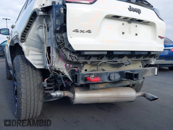 2019 Jeep Cherokee Trailhawk with VIN 1C4PJMBX0KD227083, listed as a IAAI auction lot 42120076 with 118,431 mi miles and . Bid and sale history available at DreamBid. Image 6.