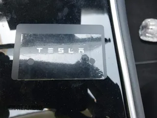 2018 Tesla Model 3 Long Range Battery z VIN 5YJ3E1EBXJF121183, wystawiony jako IAAI lot #42070712 z przebiegiem 71 823 mil mil oraz . Historia ofert i sprzedaży dostępna na DreamBid. Obrazek 11.