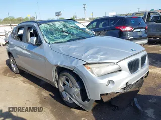 2015 BMW X1 sDrive28i z VIN WBAVM1C55FVW58784, wystawiony jako IAAI lot #42017203 z przebiegiem 107 928 mil mil oraz . Historia ofert i sprzedaży dostępna na DreamBid. Obrazek 1.