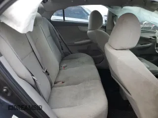 2010 Toyota Corolla z VIN 1NXBU4EE1AZ239393, wystawiony jako Copart lot #62415165 z przebiegiem Nie podano mil oraz Czysty tytuł • Clean title. Historia ofert i sprzedaży dostępna na DreamBid. Obrazek 10.