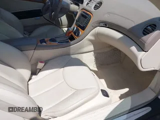 2004 Mercedes-Benz SL 500 z VIN WDBSK75F34F071610, wystawiony jako IAAI lot #42042918 z przebiegiem Nie podano mil oraz . Historia ofert i sprzedaży dostępna na DreamBid. Obrazek 5.