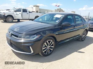 2025 Volkswagen Jetta SE z VIN 3VW7X7BU5SM016937, wystawiony jako IAAI lot #42416412 z przebiegiem 10 385 mil mil oraz . Historia ofert i sprzedaży dostępna na DreamBid. Obrazek 2.