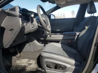 2024 Lexus RZ 450e Premium z VIN JTJAAAAB7RA025151, wystawiony jako Copart lot #51349665 z przebiegiem 6607 mil mil oraz Szkody całkowita. Historia ofert i sprzedaży dostępna na DreamBid. Obrazek 7.