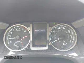 2020 Toyota Tacoma SR5 z VIN 3TMAZ5CN7LM128932, wystawiony jako IAAI lot #42220739 z przebiegiem 22 197 mil mil oraz . Historia ofert i sprzedaży dostępna na DreamBid. Obrazek 7.