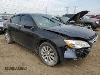 2013 Chrysler 200 Touring z VIN 1C3CCBBG7DN608198, wystawiony jako Copart lot #59193085 z przebiegiem 152 026 mil mil oraz Szkoda całkowita • Salvage title. Historia ofert i sprzedaży dostępna na DreamBid. Obrazek 4.