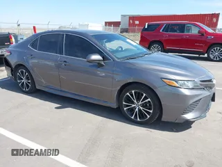 2019 Toyota Camry LE z VIN 4T1B11HK3KU747018, wystawiony jako IAAI lot #41953776 z przebiegiem 100 511 mil mil oraz . Historia ofert i sprzedaży dostępna na DreamBid. Obrazek 1.