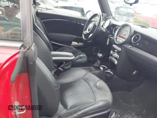 2010 MINI Convertible S z VIN WMWMS3C53AT012001, wystawiony jako IAAI lot #42024826 z przebiegiem 110 471 mil mil oraz . Historia ofert i sprzedaży dostępna na DreamBid. Obrazek 5.