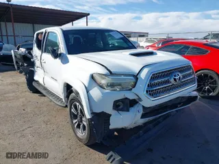 2017 Toyota Tacoma SR5 with VIN 5TFAZ5CN0HX032013, listed as a IAAI auction lot 41630161 with 71,076 mi miles. Bid and sale history available at carsss.com. Image 1.