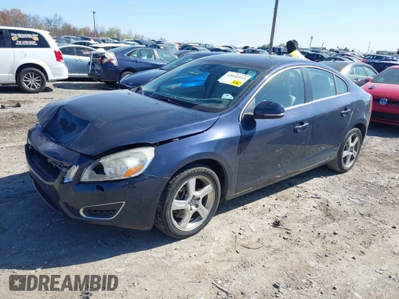 2013 Volvo S60 T5 Premier z VIN YV1612FS5D1202290, wystawiony jako IAAI lot #42042523 z przebiegiem 165 700 mil mil oraz . Historia ofert i sprzedaży dostępna na DreamBid. Obrazek 2.