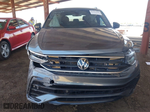 2024 Volkswagen Tiguan SE R-Line Black with VIN 3VVCB7AX4RM046261, listed as a IAAI auction lot 42327569 with 15,428 mi miles and . Bid and sale history available at DreamBid. Image 13.
