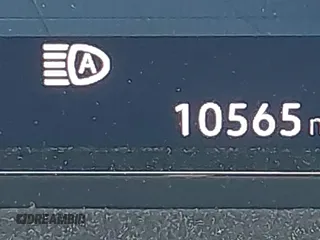 2025 Volkswagen Atlas SE z VIN 1V2HR2CA8SC531486, wystawiony jako IAAI lot #42508906 z przebiegiem 10 565 mil mil oraz . Historia ofert i sprzedaży dostępna na DreamBid. Obrazek 16.