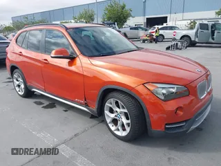 2013 BMW X1 28i z VIN WBAVM1C51DVW44944, wystawiony jako IAAI lot #42371577 z przebiegiem 122 807 mil mil oraz . Historia ofert i sprzedaży dostępna na DreamBid. Obrazek 1.