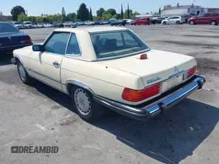 1987 Mercedes-Benz 560 SL с VIN WDBBA48D2HA061438, выставлен на аукционе IAAI как лот 42419798 с пробегом 123 332 миль миль и . История ставок и продаж доступна на DreamBid. Изображение 3.