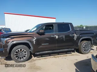 2024 Toyota Tundra Limited z VIN 5TFJA5DB9RX156634, wystawiony jako IAAI lot #41999055 z przebiegiem 29 692 mil mil oraz . Historia ofert i sprzedaży dostępna na DreamBid. Obrazek 14.