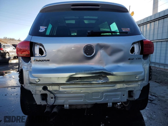 2012 Volkswagen Tiguan LE z VIN WVGAV7AX6CW594438, wystawiony jako Copart lot #42971665 z przebiegiem 120 532 mil mil oraz Szkoda całkowita • Salvage title. Historia ofert i sprzedaży dostępna na DreamBid. Obrazek 6.
