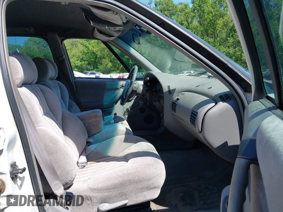 1993 Pontiac Bonneville SE z VIN 1G2HX53L8P1281104, wystawiony jako IAAI lot #42219547 z przebiegiem 113 292 mil mil oraz . Historia ofert i sprzedaży dostępna na DreamBid. Obrazek 5.