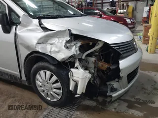 2009 Nissan Versa 1.6 z VIN 3N1CC11E89L460255, wystawiony jako IAAI lot #42161311 z przebiegiem 165 905 mil mil oraz . Historia ofert i sprzedaży dostępna na DreamBid. Obrazek 6.