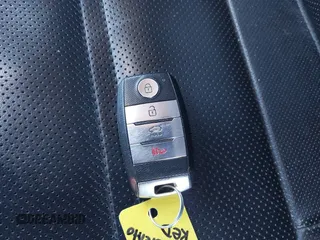 2016 Kia Sorento SX z VIN 5XYPKDA55GG113859, wystawiony jako IAAI lot #41937491 z przebiegiem 91 999 mil mil oraz . Historia ofert i sprzedaży dostępna na DreamBid. Obrazek 11.