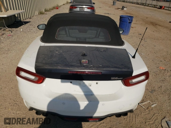 2019 FIAT 124 Spider Urbana Edition z VIN JC1NFAEK6K0142941, wystawiony jako Copart lot #75939004 z przebiegiem 28 402 mil mil oraz Szkoda całkowita • Salvage title. Historia ofert i sprzedaży dostępna na DreamBid. Obrazek 10.