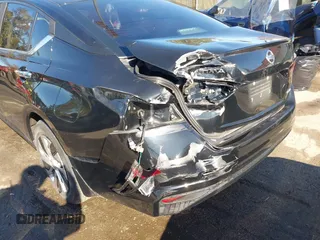 2019 Nissan Altima 2.5 S with VIN 1N4BL4BW6KC189236, listed as a IAAI auction lot 40638145 with 147,457 mi miles. Bid and sale history available at carsss.com. Image 6.