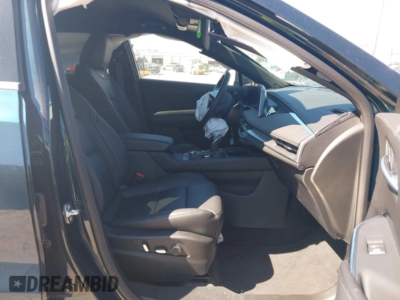 2025 Cadillac XT4 FWD Premium Luxury z VIN 1GYFZCR47SF146106, wystawiony jako IAAI lot #42324320 z przebiegiem 4 601 mil mil oraz . Historia ofert i sprzedaży dostępna na DreamBid. Obrazek 5.