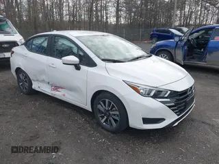2023 Nissan Versa SV z VIN 3N1CN8EV0PL827546, wystawiony jako IAAI lot #41712926 z przebiegiem 11 953 mil mil oraz . Historia ofert i sprzedaży dostępna na DreamBid. Obrazek 1.